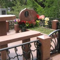 Памятники из камня: гранит, мрамор и габбро для долговечной памяти